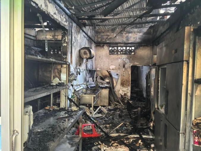 Z助手：卤料店厨房失控引发大火，连烧五家餐饮店损失惨重！