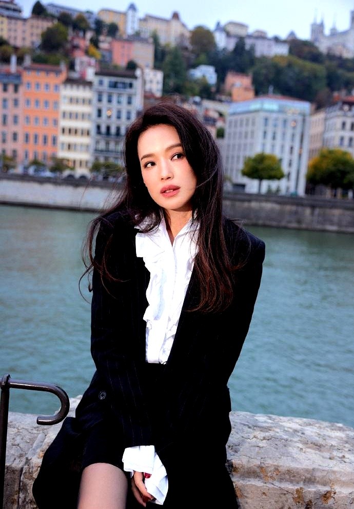 小Q助手：舒淇平价衬衫穿搭秘诀，用气场提升时尚感