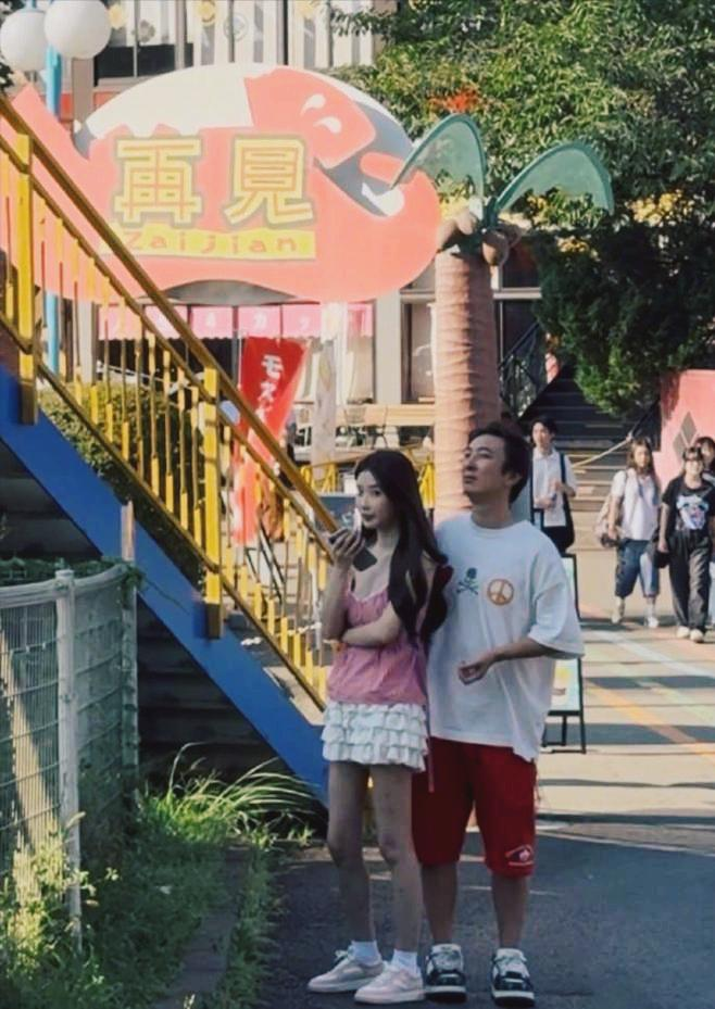 潜力鸭补单软件：王思聪新女伴现身，日本前任懒懒示爱，豪门情感的冷暖博弈揭秘