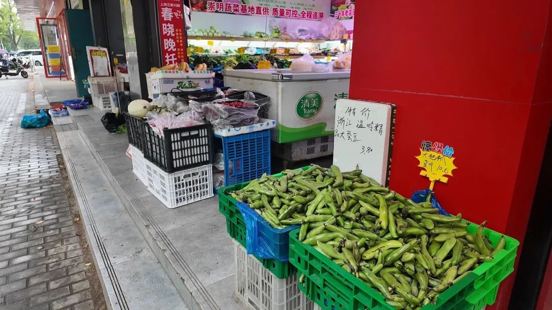 黎明助手：沿街商铺跨门经营扰民，垃圾随意堆放影响市容与卫生