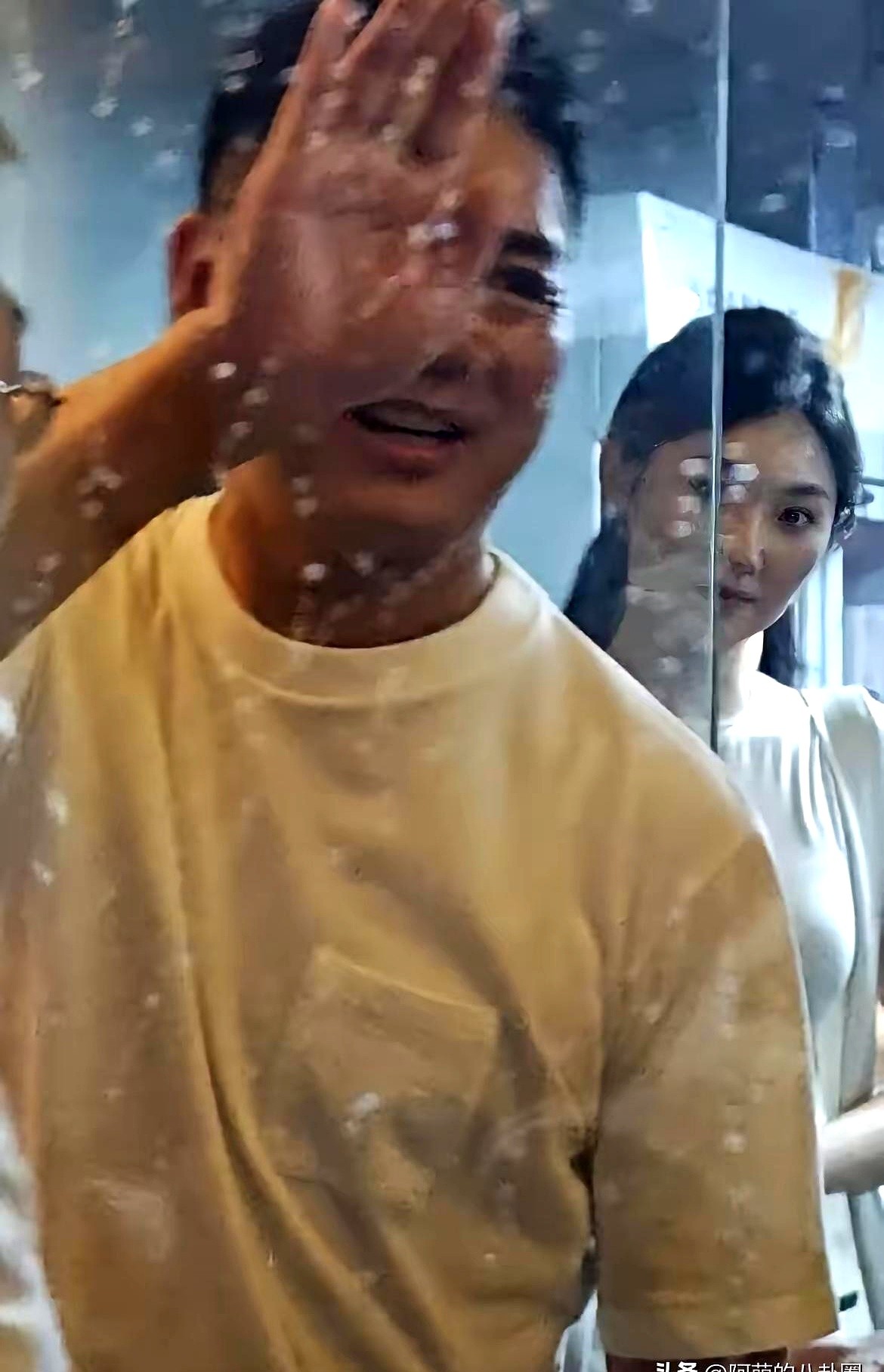 新快火助手：刘强东与新助理合照引热议，网友脑补剧情背后的真实职场状态