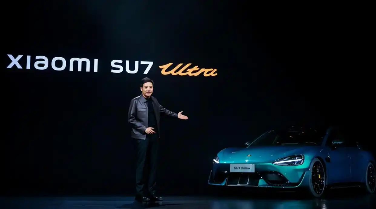 快火助手软件：雷军提车鹦鹉绿小米SU7 Ultra，引发网友讨论车标被抠事件
