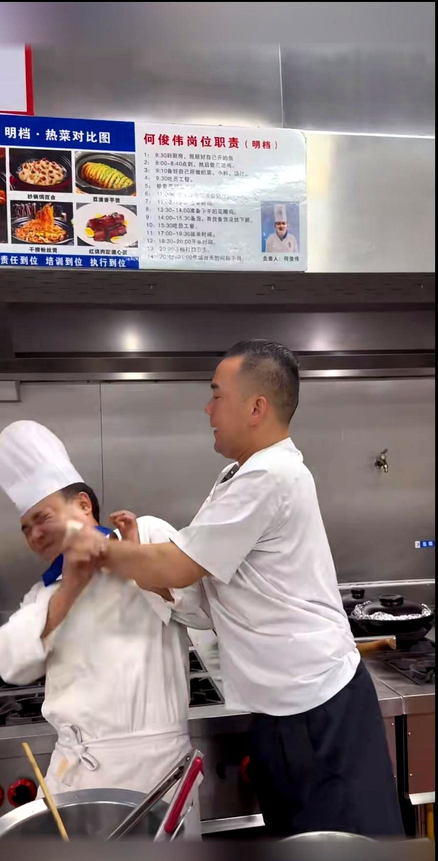 51助手卡密：阿牛哥餐厅突发事件，用抹布擦厨师脸引争议，昔日师徒情引人唏嘘