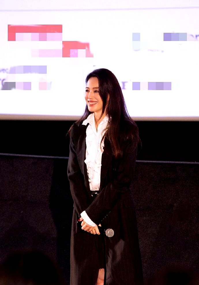 小Q助手：舒淇平价衬衫穿搭秘诀，用气场提升时尚感