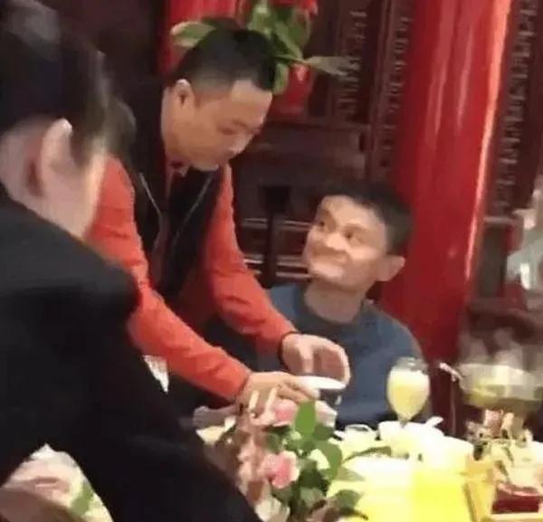小Q助手网站：赵本山请马云吃豪华宴，真诚招待引发友谊升温