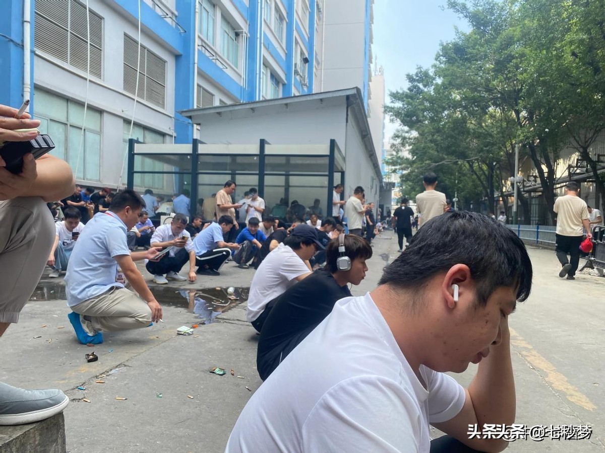 小评助手软件官网：比亚迪工厂小时工工资曝光，高收入背后的辛劳与选择