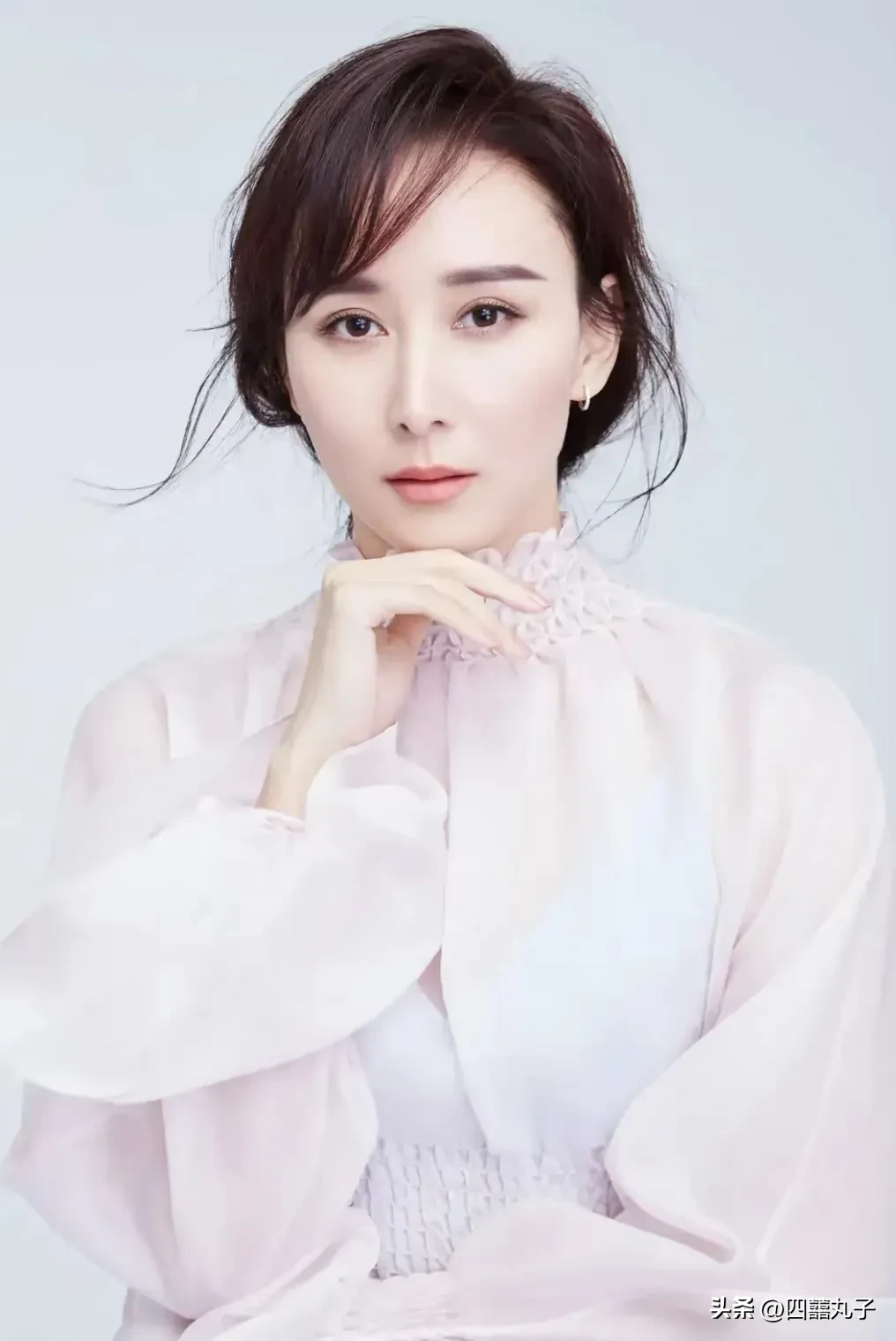 超单助手下载安装：胡静成为拿汀后的真实生活，权贵光环下的辛酸与爱情