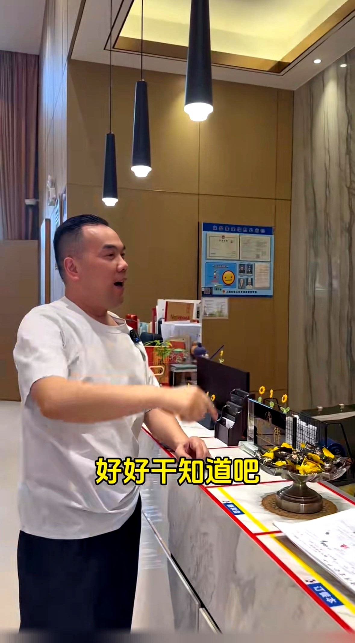 51助手卡密：阿牛哥餐厅突发事件，用抹布擦厨师脸引争议，昔日师徒情引人唏嘘