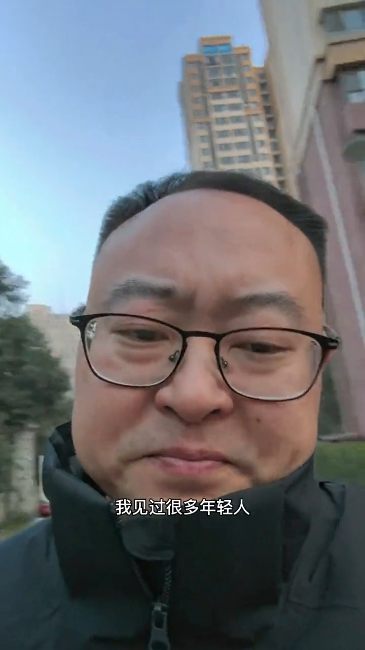 星评助手软件官网：理性消费与财富积累，年轻人如何避免过度负债的教训
