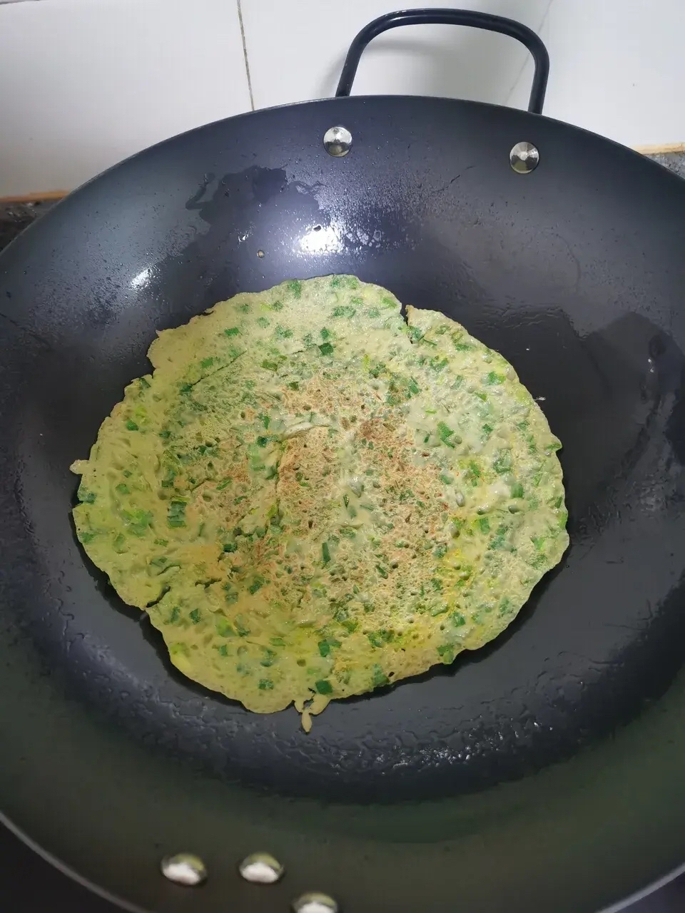 易评助手最新版本：揭秘熟铁锅的防粘原理，如何从黑锅变身亮丽厨具