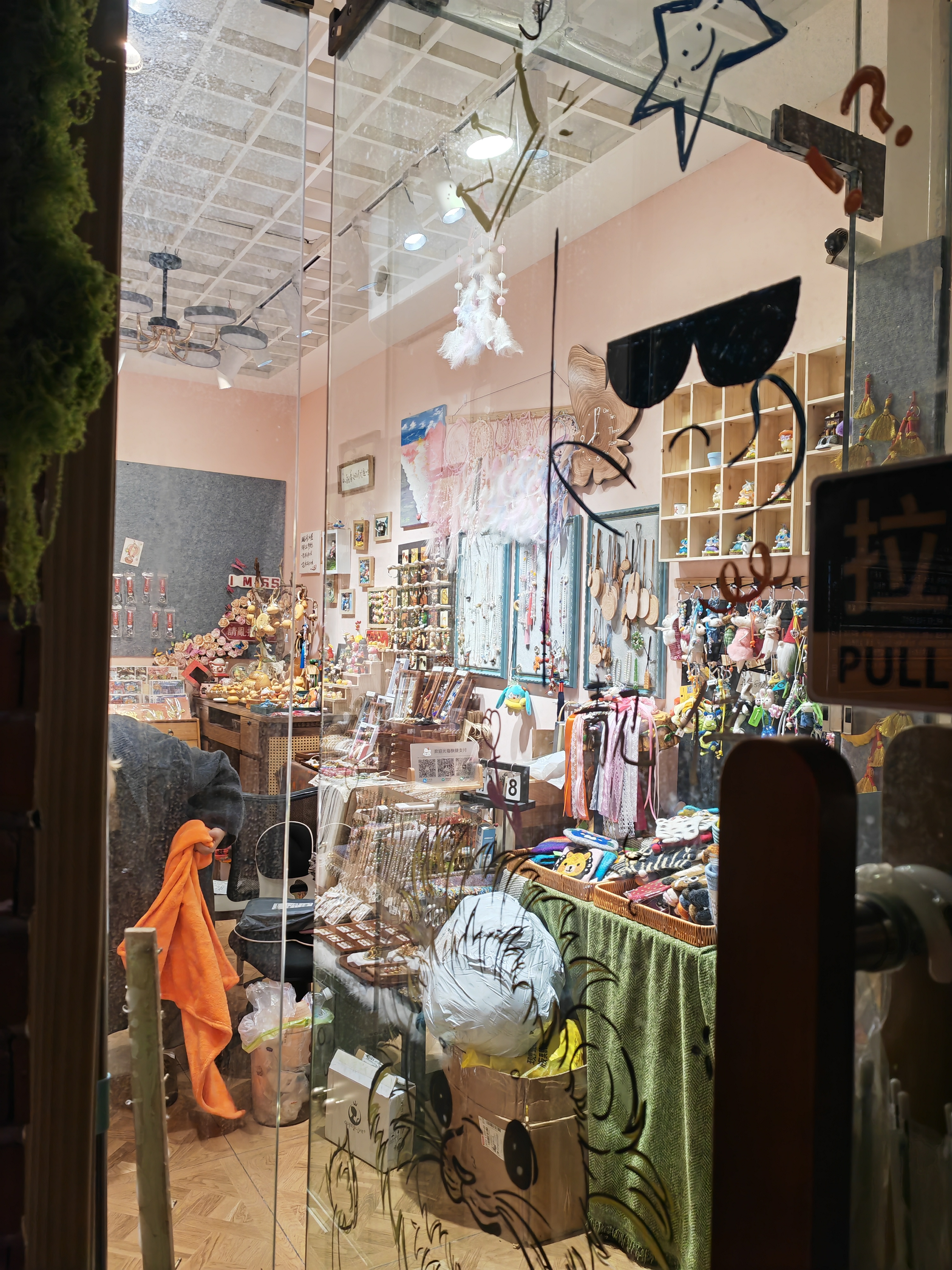 超评助手：街边小店的魅力，从时尚服装到个人情感的变迁