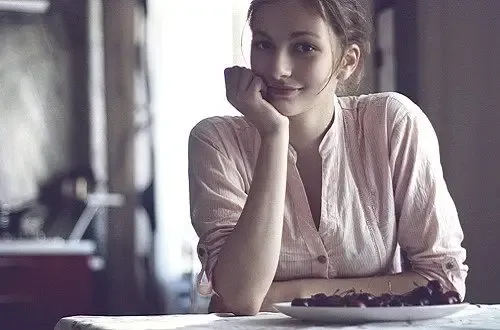 多多出评助手：松弛感女人的魅力，自信与坦诚是关键