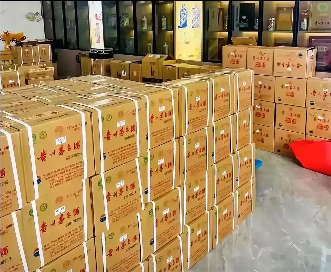 多多留评工具：茅台股价暴跌背后，白酒行业的消费变革与资本泡沫崩盘分析