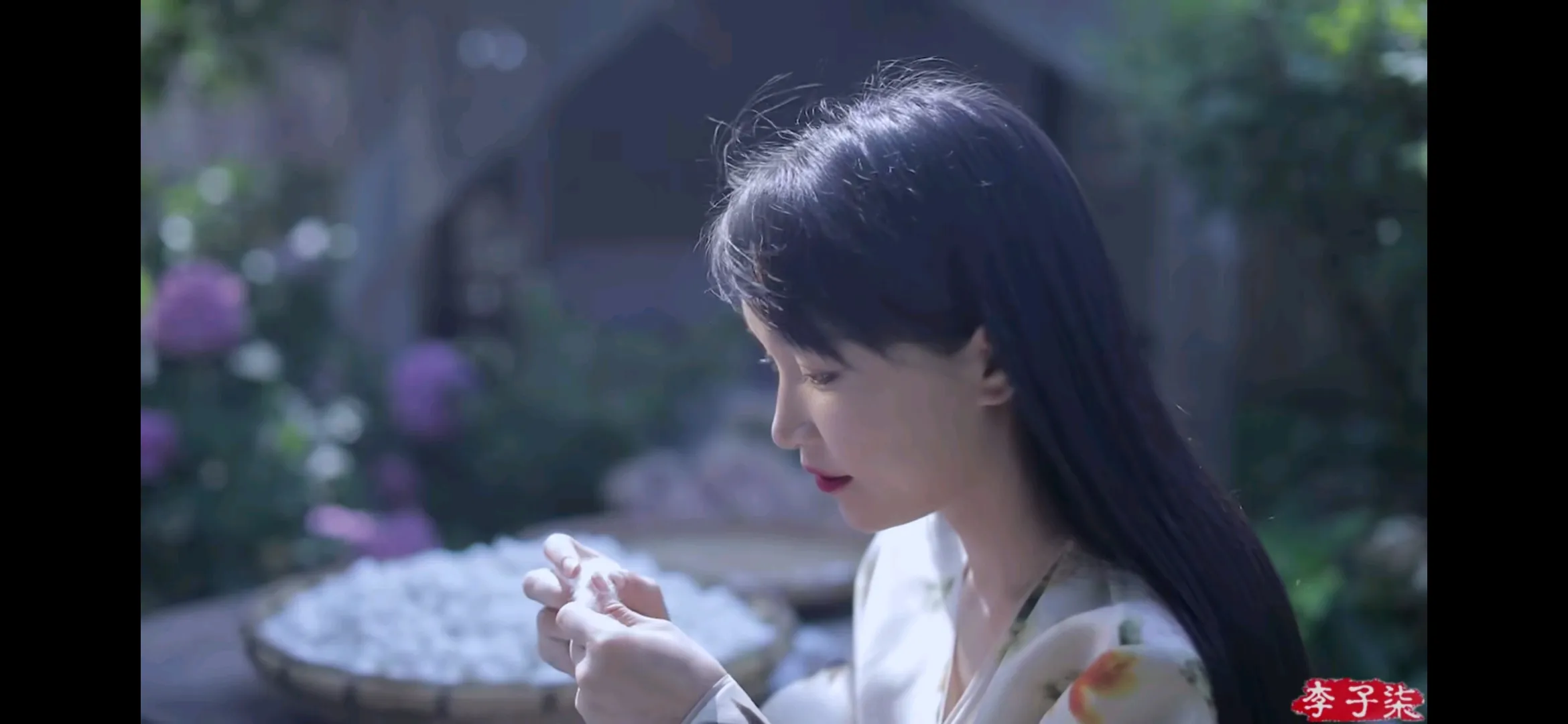 拼多多出评神器：李子柒重返网络，分享真诚祝福与音乐梦想，网友热议其归来之路