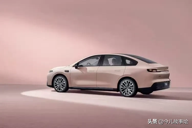 云赞助手：零跑B01，颜值与性能兼具的新势力电动车，全球舞台崭露头角