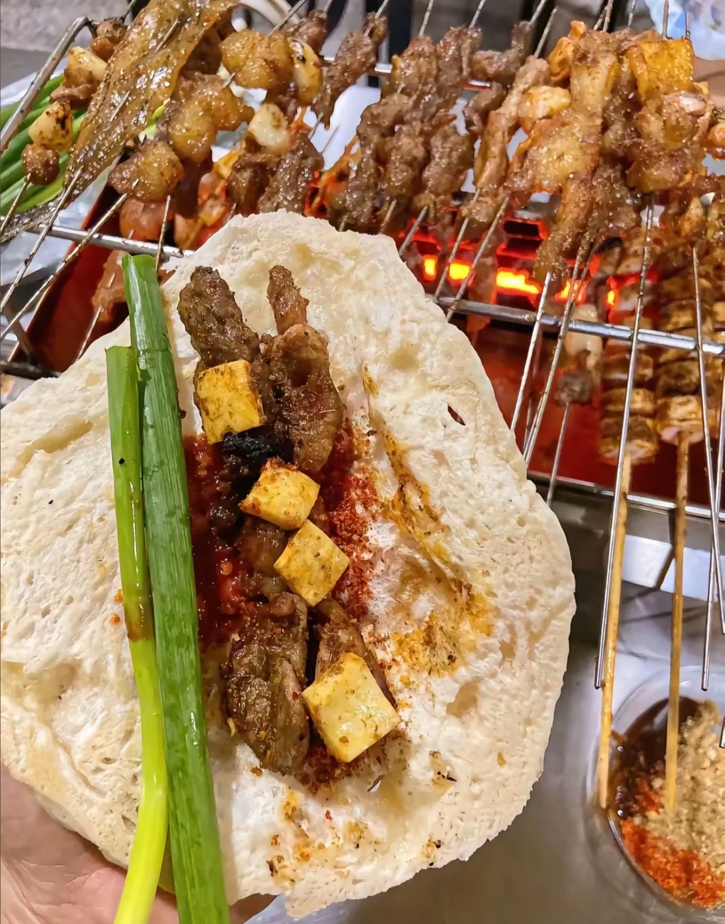 超评助手网站：淄博美食全攻略，烧烤、周村烧饼与博山菜等地道美味推荐！