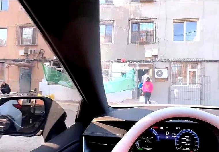 易评助手出评软件：裤衩子直播变故，旧改拆迁款能否逆转低迷命运？
