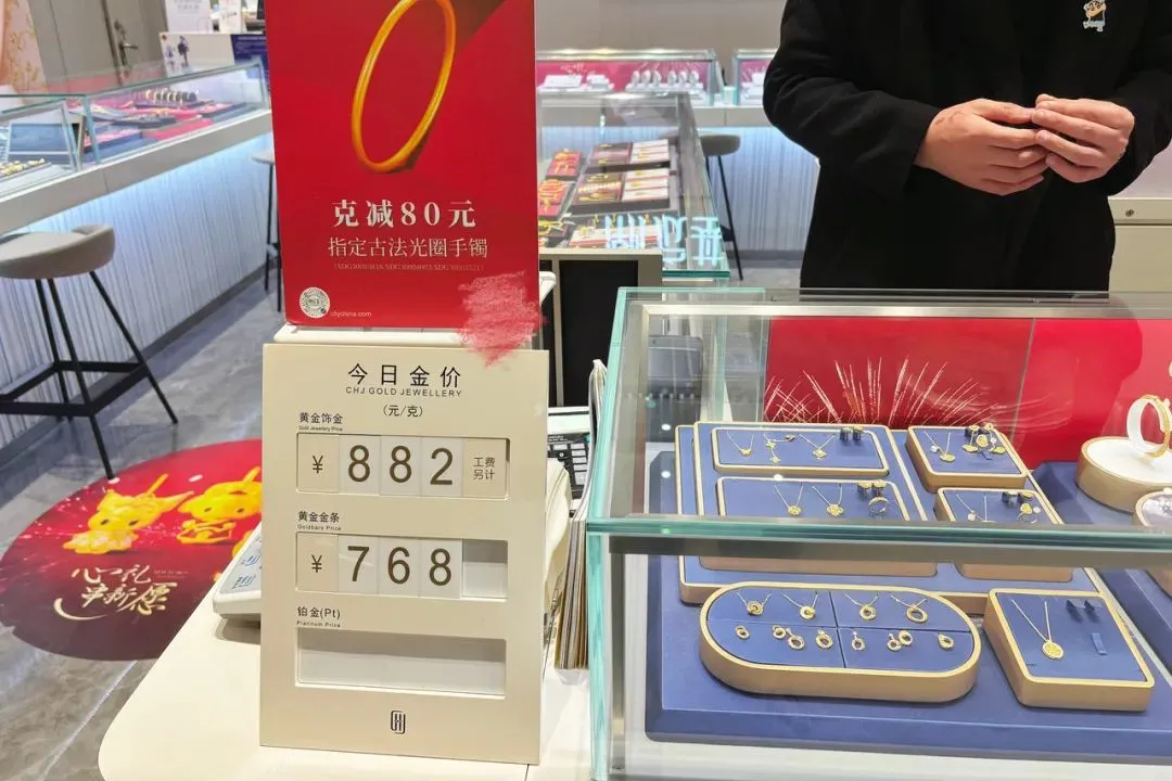 超单助手怎么用：金价反转揭秘，涨跌背后的操控因素与投资者心理分析