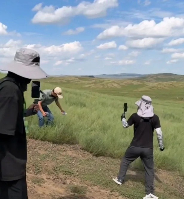 51助手小号：俞敏洪环保行动，在海南火山口捡垃圾，传递责任与示范意识