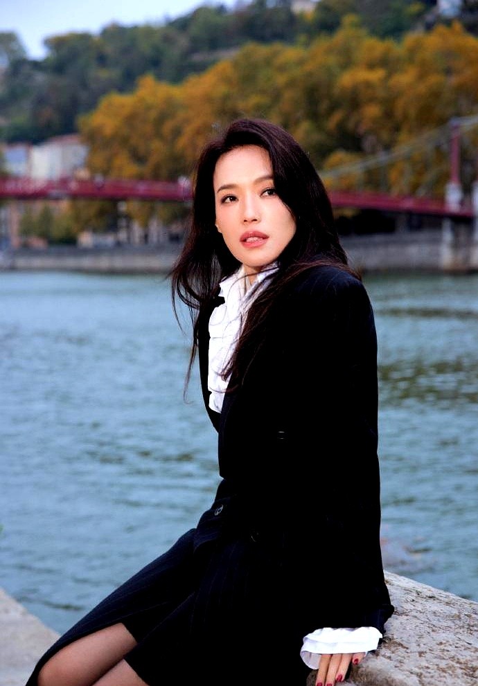 小Q助手：舒淇平价衬衫穿搭秘诀，用气场提升时尚感