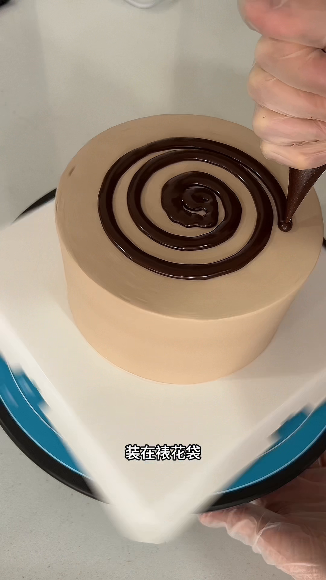 超评助手最新版本：巧克力蛋糕制作秘籍，超简单又美味的四层金沙球装饰方法