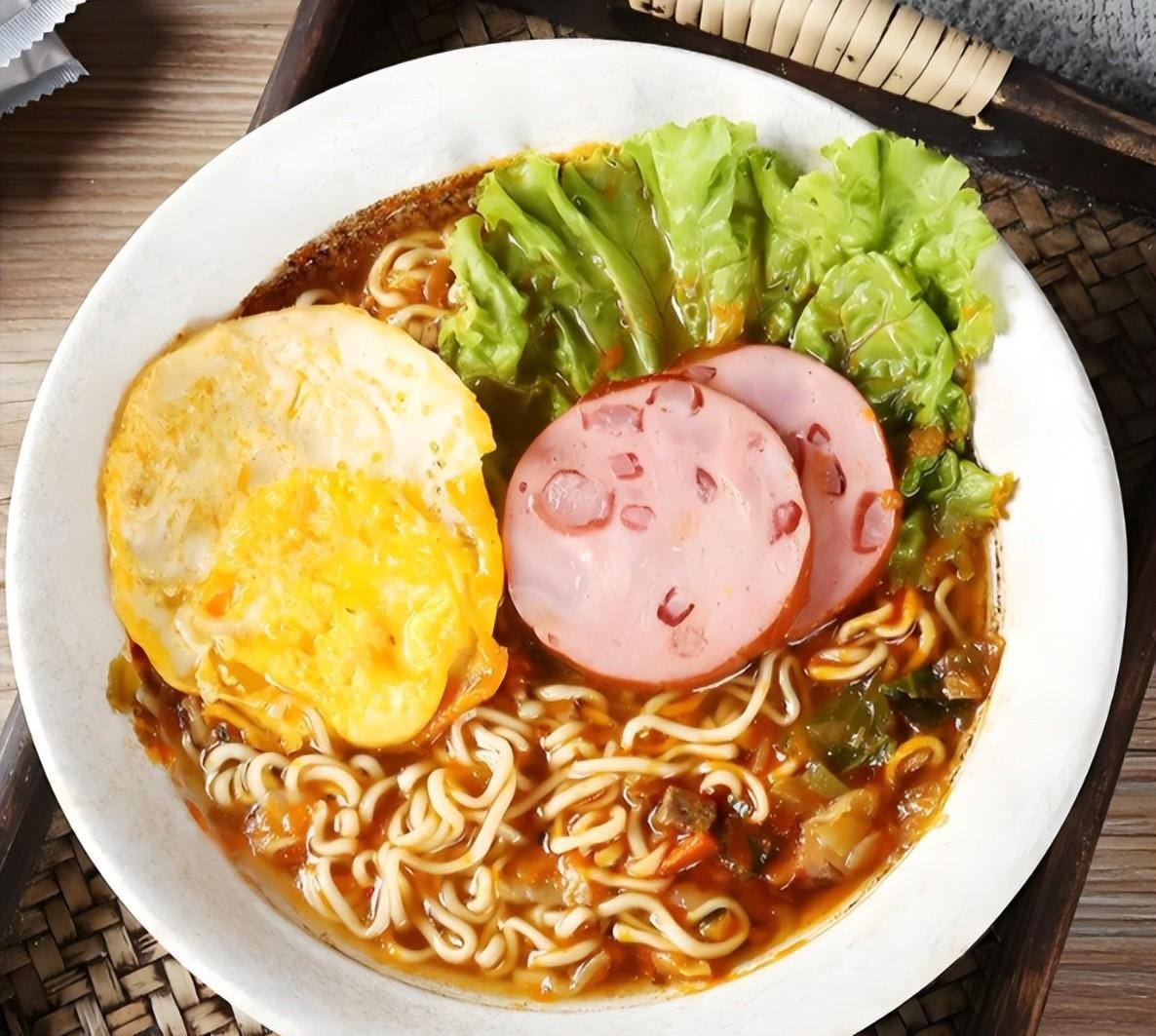 易单助手：方便面热销揭示全球经济压力，消费降级背后的危机信号