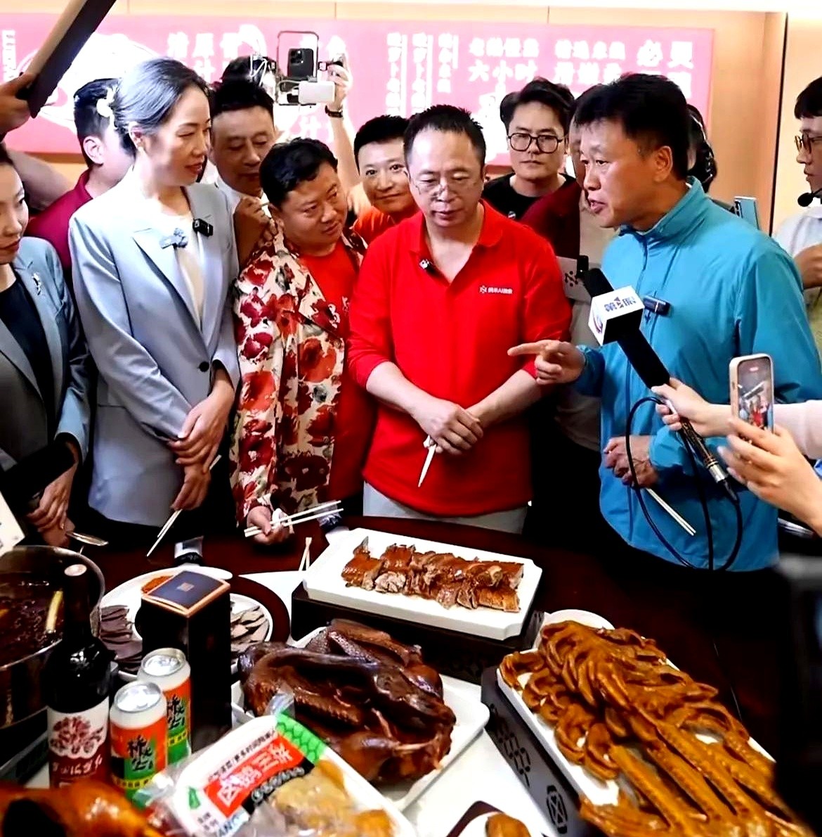领航助手：周鸿祎直播反转形象，从高冷企业家到亲和力公众人物的蜕变