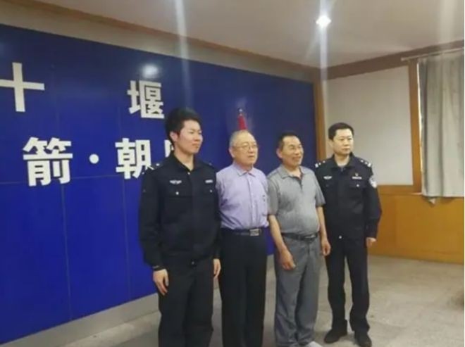 小评评助手：失联31年，借款5万的老友重逢与赎罪之路