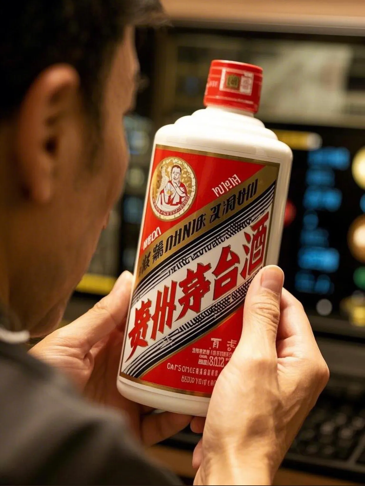 超单助手软件下载：直播间1元抢茅台骗局曝光，2300人损失超600万，警惕网络诈骗！