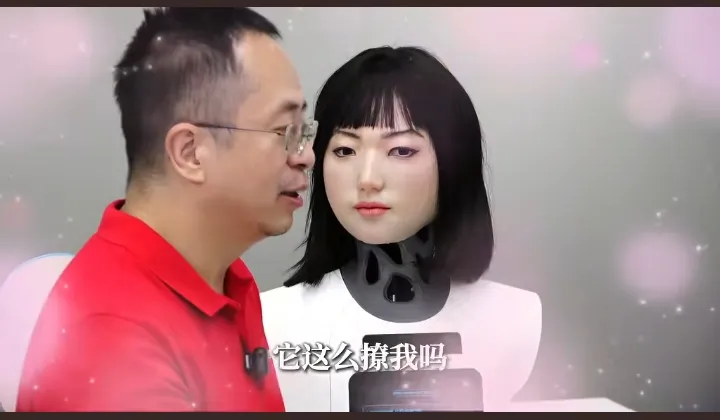 乐多多助手：仿生机器人主动撩周鸿祎，引发科技界热议