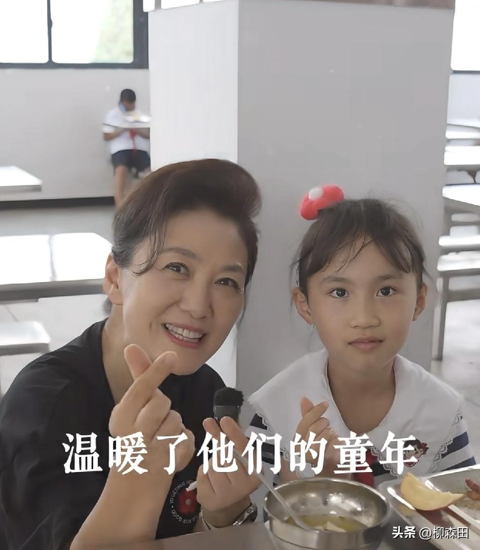 小Q助手下载安装：53岁海霞高马尾造型，优雅自然，轻松展现年轻活力