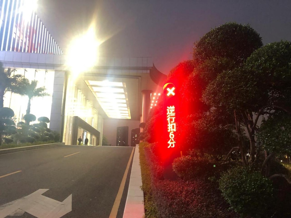 小评评助手下载：比亚迪总部员工车文化与云轨交通的未来展望