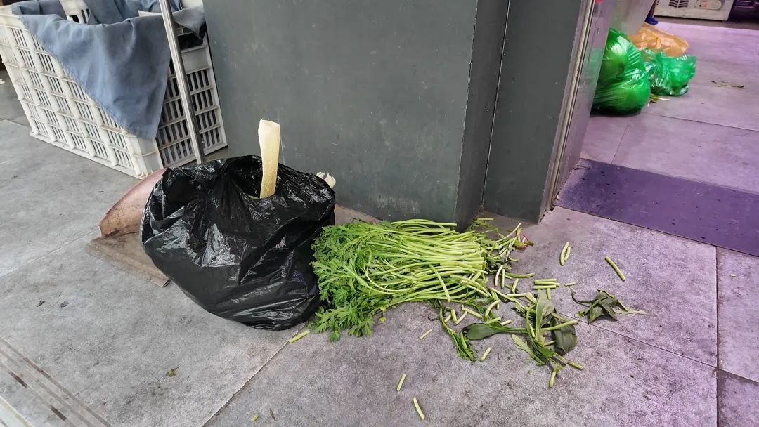 黎明助手：沿街商铺跨门经营扰民，垃圾随意堆放影响市容与卫生