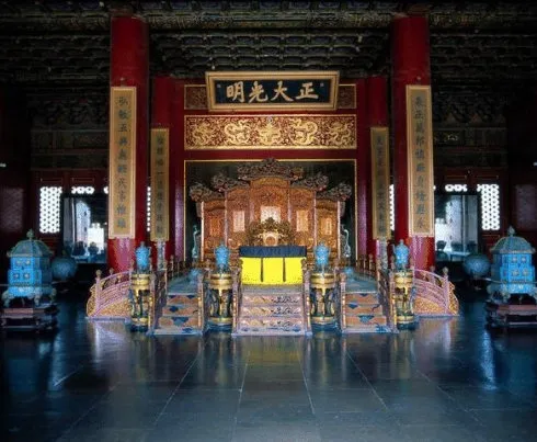 多成团助手：五一旅游热潮，人形红绿灯与极限挑战，抢票盛况引发疯狂评论