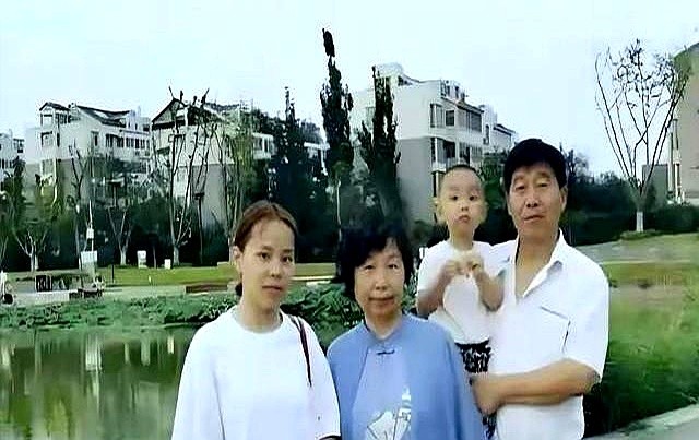小J助手：熊磊直播间火爆，婆媳关系与带货技巧引网友热议