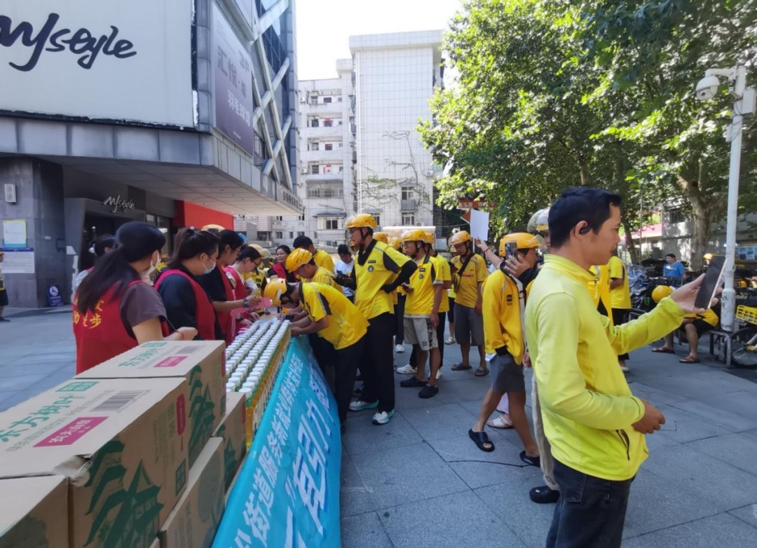 超评助手怎么用：万松街道夏日“清凉礼包”送关怀 助力外卖小哥抗高温