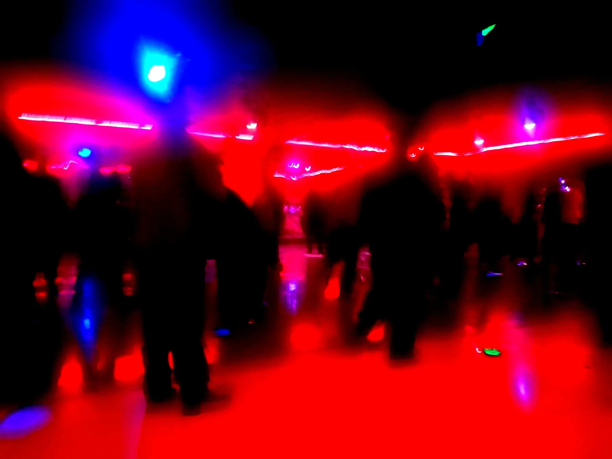 小喵助手：舞厅内年轻美女聚集，体验生活的奇特活动与男人们的反应