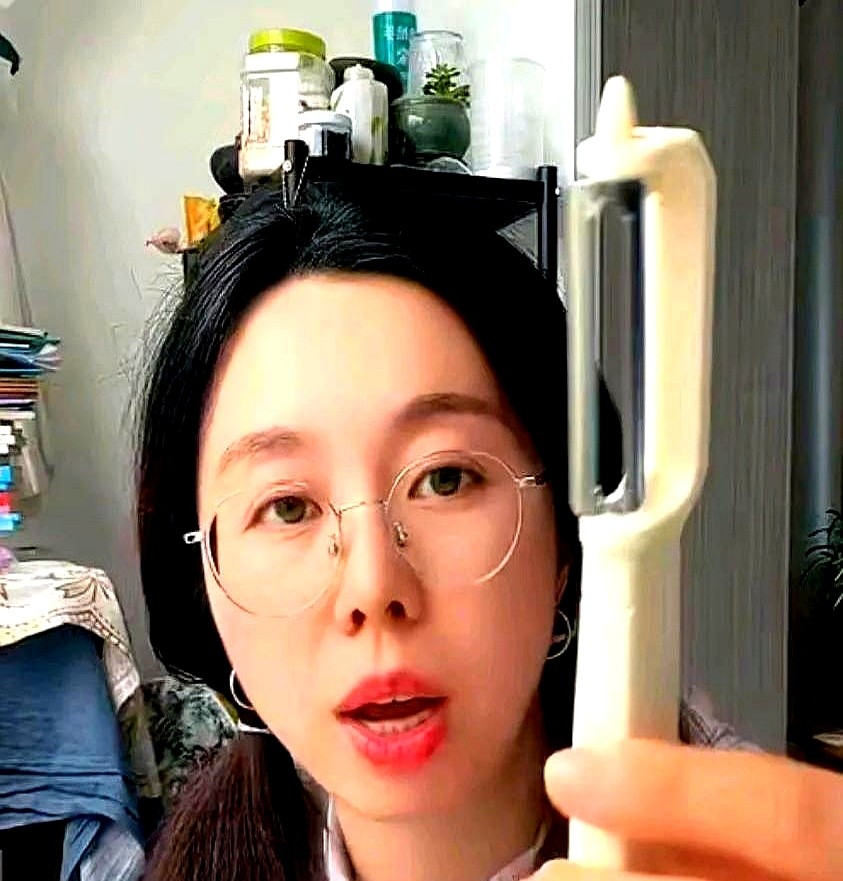 小Q助手软件官网：田静直播间‘糊涂回答’引发热议，流量与真相的较量