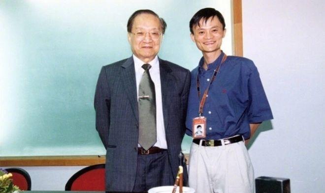 创新助手官网：马云与金庸初见，盗版书签名事件背后的启示与人生哲学