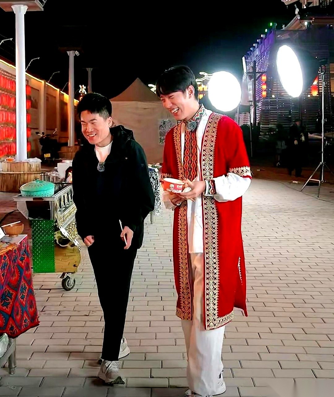 超单助手开团软件：董宇辉的新疆美食直播，从炫富到心灵慰藉的真实体验