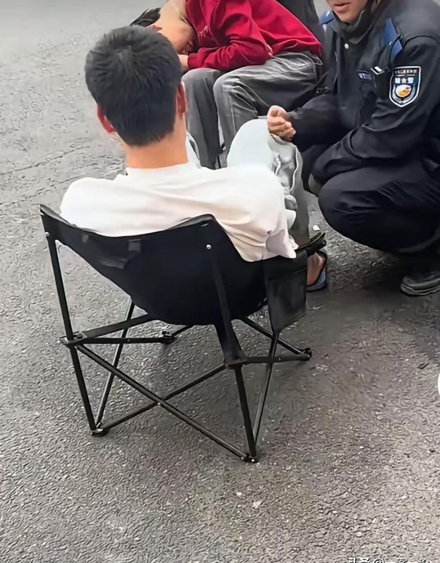 超评助手软件下载：东莞小伙餐馆“装睡”逃单，搞笑事件引发警察出动