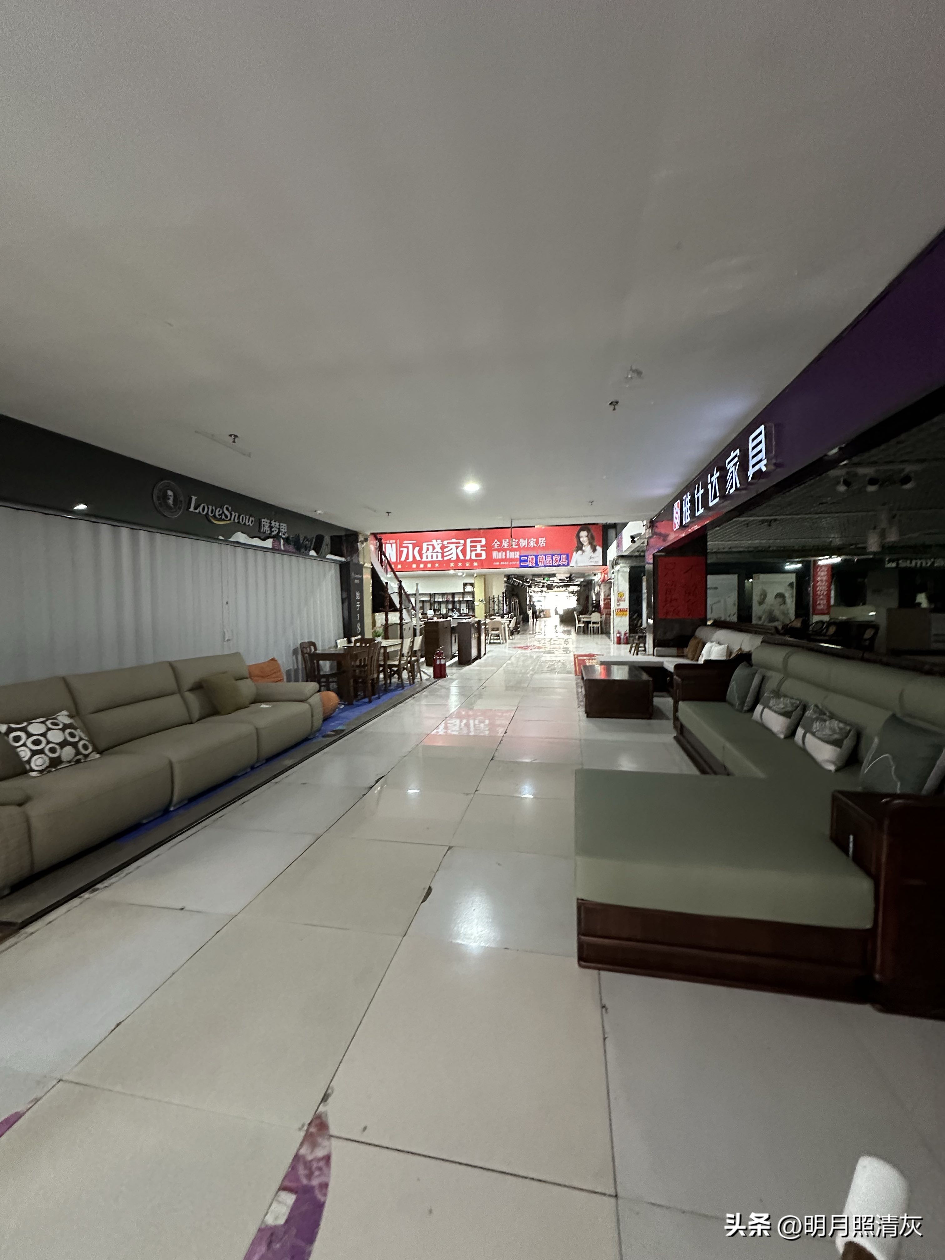 拼多多出评神器：实体店家具价格揭密，看似顾客稀少的背后竟藏大秘密！