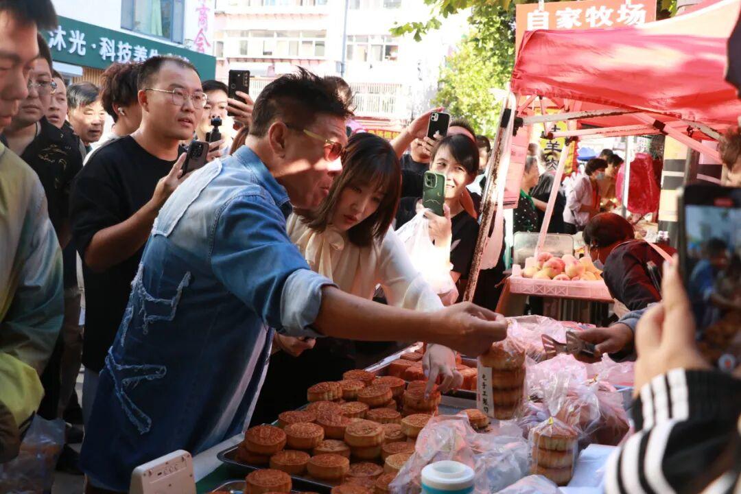 小评评助手邀请码：知名歌手姜育恒回乡游历威海早市，品尝家乡美食的温暖瞬间
