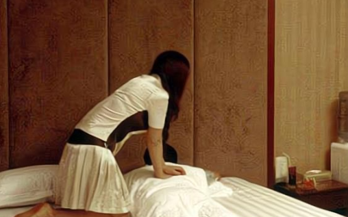 Y助手：酒后醉睡按摩店，男子因嫖娼被拘留三日引发法律争议