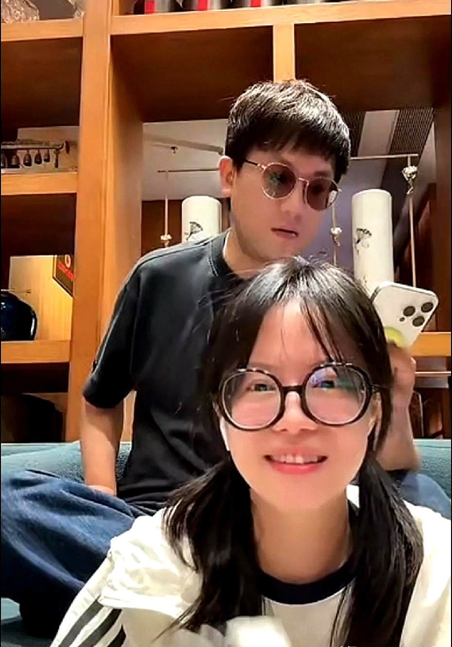 小M助手出评软件：直播新场景，二饼力哥如何在麻将室逆转噪音挑战？