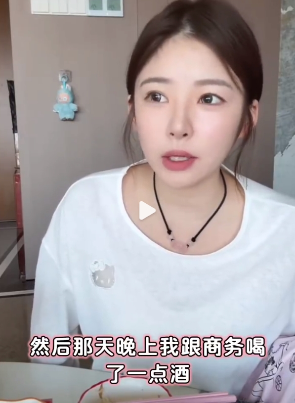 粉团助手邀请码：黄一鸣直播自曝孩子生父是王思聪，遭网友热议与吐槽！