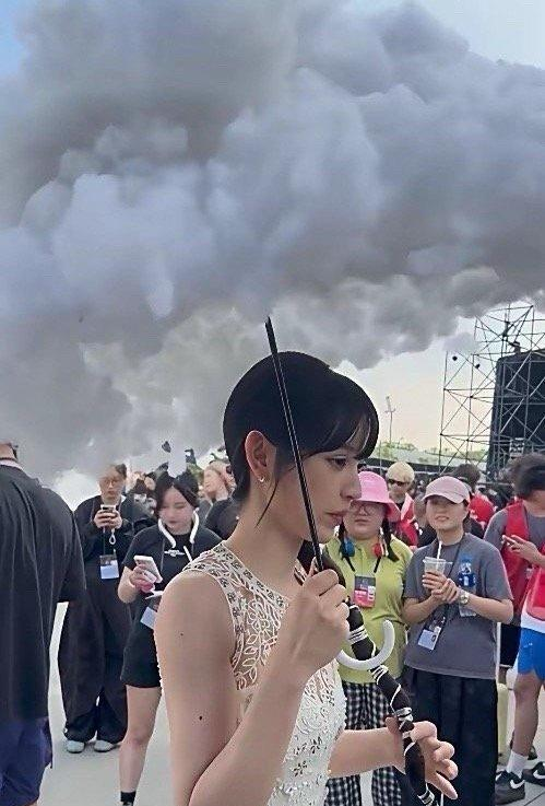潜力鸭：田曦薇举伞引爆淘宝，光效伞背后的‘剧情带货’新模式