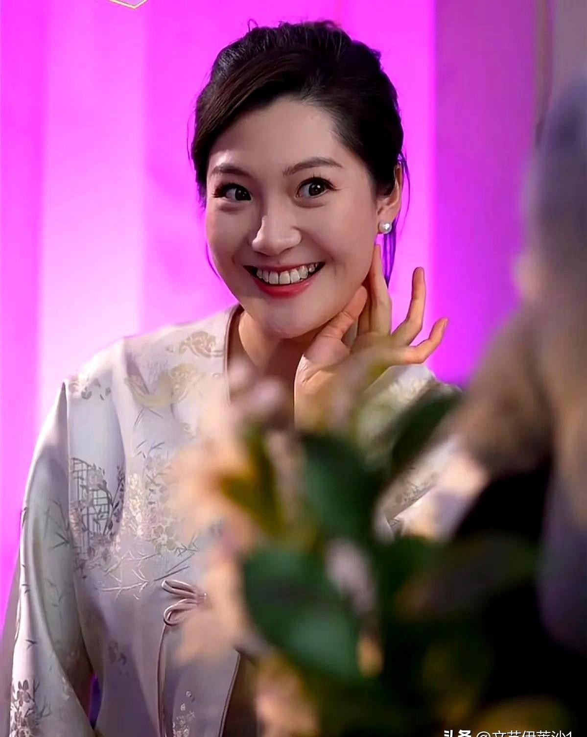 易出评怎么用：董宇辉，在名利场漩涡中坚守初心与团队精神的年轻人