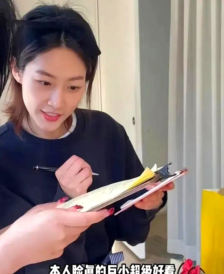爆单助手：童星金赛纶咖啡店打工被辞退，逆境中依然展现生命力
