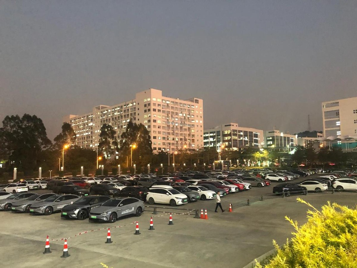 小评评助手下载：比亚迪总部员工车文化与云轨交通的未来展望
